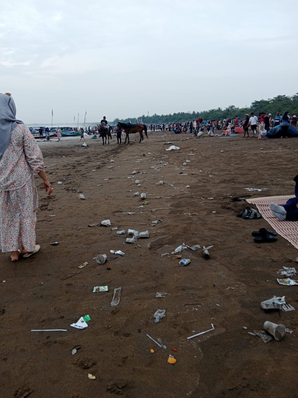 Pantai Pangandaran Dipenuhi Sampah, Wisatawan Geram: Bayar Mahal Tapi Dapat Kotoran