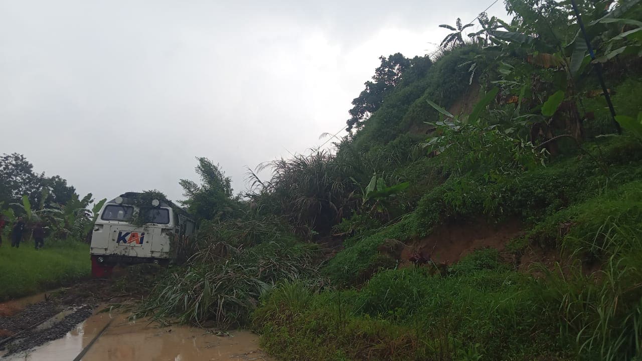 KA Ciremai Diterjang Longsor di Jalur Maswati-Sasaksaat: Penumpang Menunggu Evakuasi